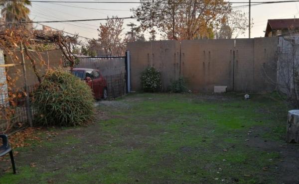 Casa frente a Mall Los Dominicos con terreno para construir Piscina , áreas verdes.