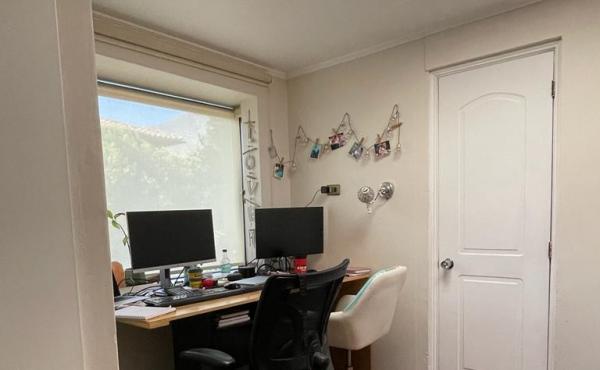 Dormitorio con baño privado, el cual puede ser utilizado como escritorio, en 1er piso