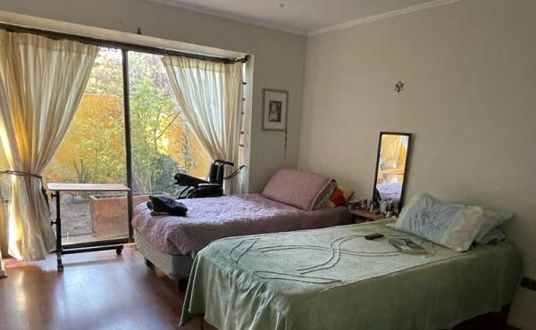 Habitación matrimonial en suite con salida a jardín privado, en 1er piso