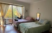 Habitación matrimonial en suite con salida a jardín privado, en 1er piso