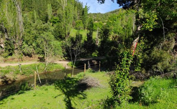 La rodea un canal de agua por su lado norte