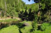 La rodea un canal de agua por su lado norte