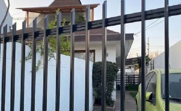 Se vende casa en dos pisos en Las Condes, sector de alta plusvalía