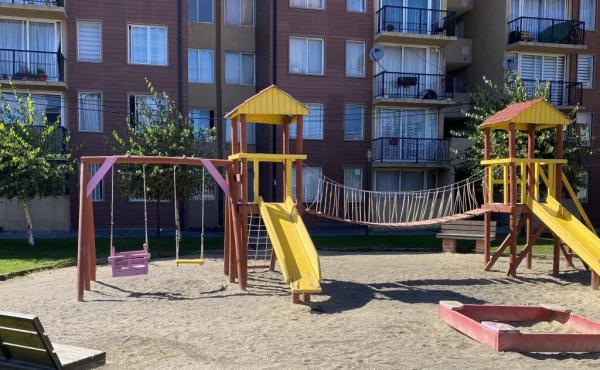 Hermosa plaza para jugar con los niños