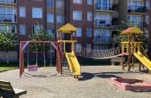 Hermosa plaza para jugar con los niños