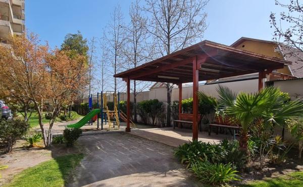 Pergola y juegos infantiles