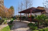 Pergola y juegos infantiles