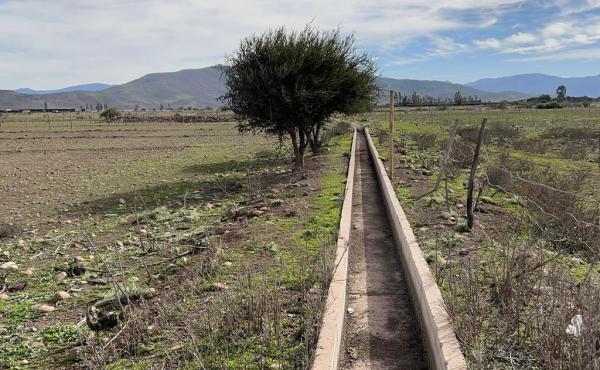 Canal de regadio pasa por interior del terrerno, permitiendo hacer uso de la acción de agua.