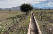 Canal de regadio pasa por interior del terrerno, permitiendo hacer uso de la acción de agua.