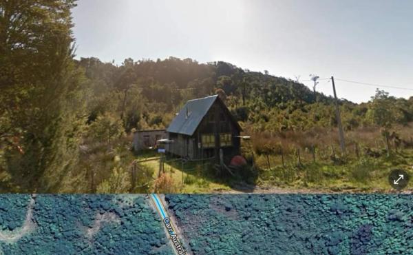 Vista del terreno y de la casa rural del terreno que esta a un costado de la carretera austral ruta 7