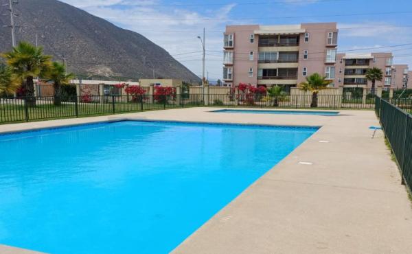 2 piscinas, una para niños